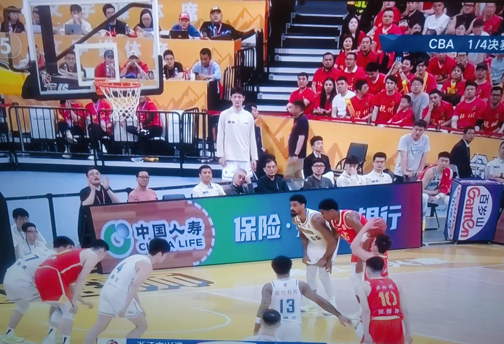 包含今夜CBA常规赛焦点战，浙江队完成再遭质疑，赛场秩序良好，年轻球员获得机会的词条