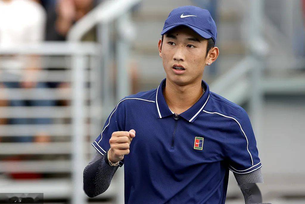 包含网球友谊赛焦点战：江南麒麟队鏖战荆楚旋风队，新星闪耀。冲刺阶段不容有失的词条