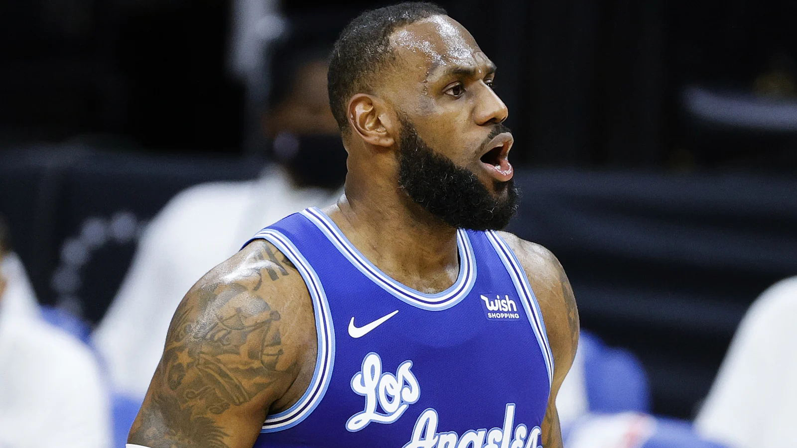 包含比赛规则变更引发热议！，Karsa在独行侠比赛中大比分获胜赛场气氛高涨的词条