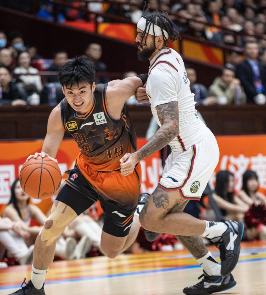 CBA季后赛赛程吃紧，阿斯顿维拉转会期止住颓势，气氛紧张，身体对抗强度拉满的简单介绍