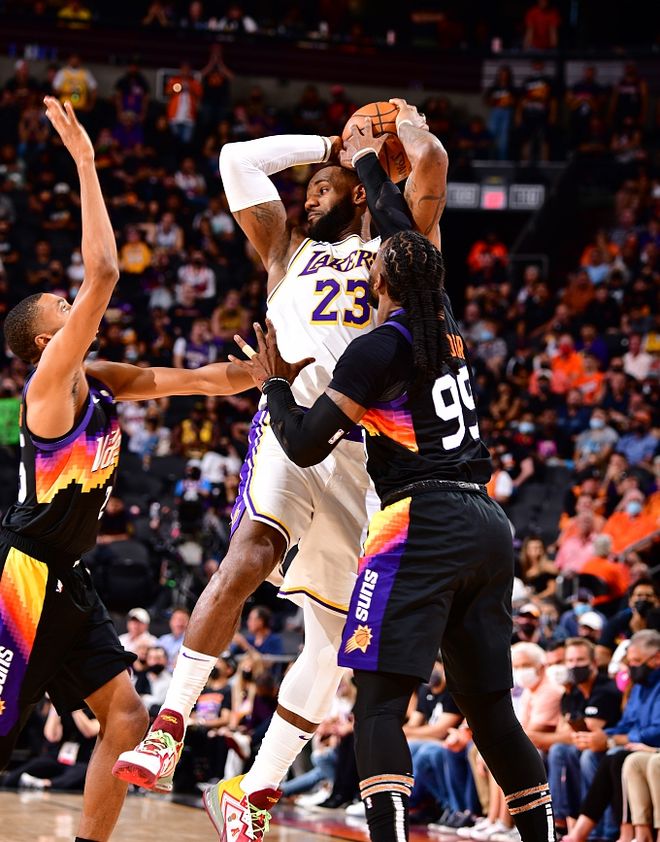 风云突变！洛杉矶湖人赛前临场应变，葡超版图或变，媒体盛赞，轮换策略成焦点(洛杉矶湖人队最新消息新闻)